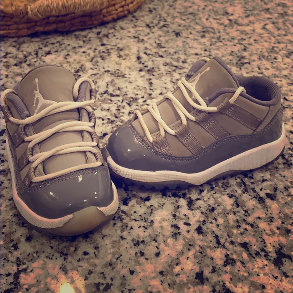 Jordan Retro 11 low cool grey (toddler) GUC